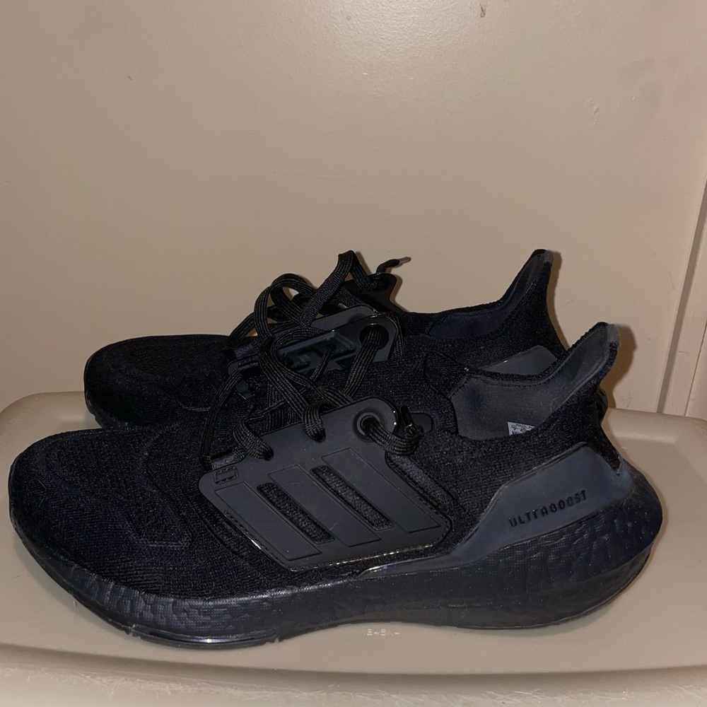 Adidas Ultraboost 21 in black. Youth 7 (womens 8.5/9)